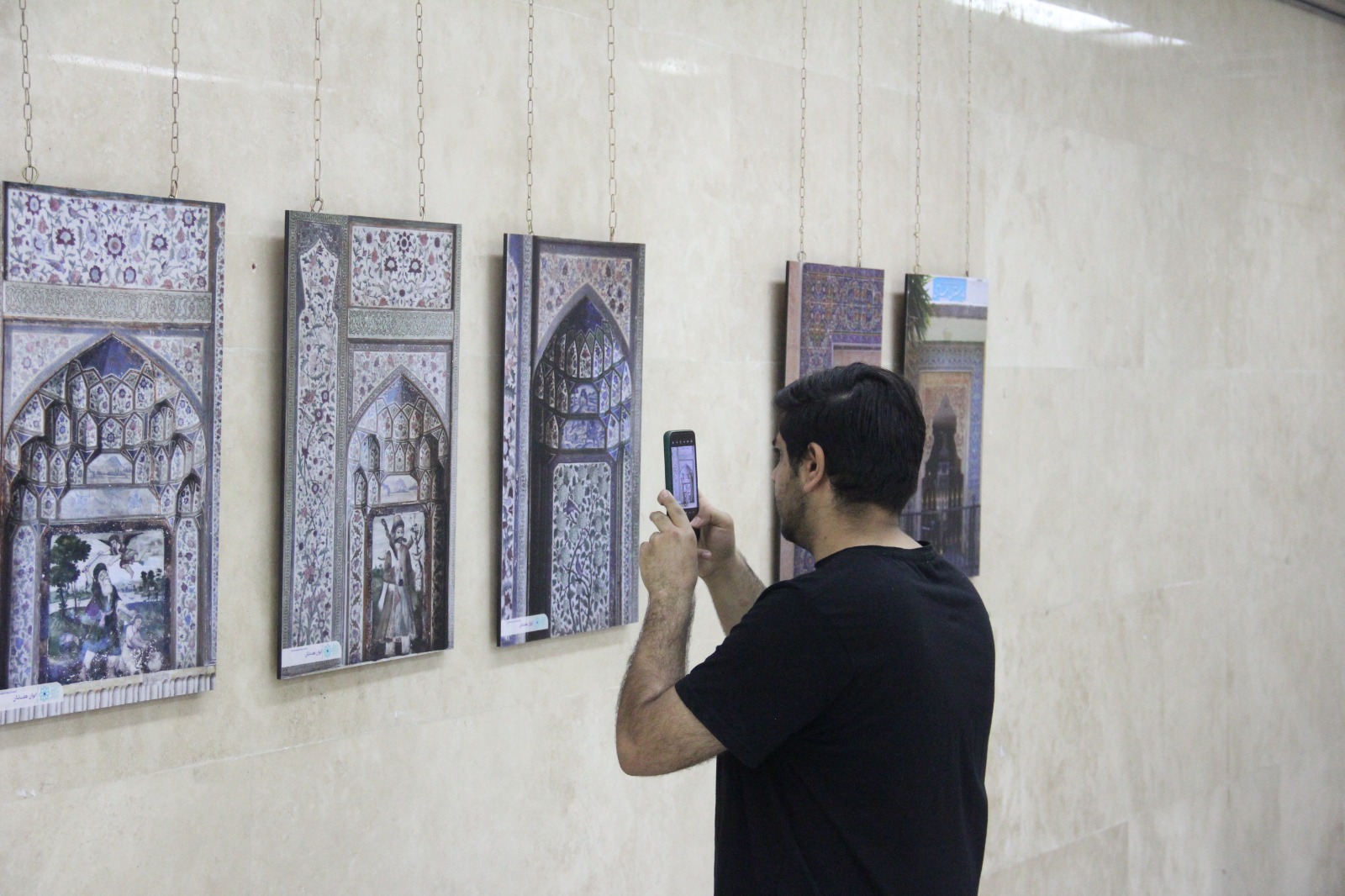 نمایشگاه عکس و نشست تخصصی «کاشی هفت‌رنگ شیراز در دوره گذار»