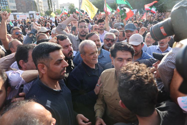 حضور رئیسجمهور پزشکیان در اجتماع مردم معترض به حمله آمریکا به تاسیسات هستهای